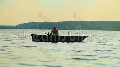 坐在船上的孤独渔夫的<strong>剪影</strong>，捕<strong>鱼</strong>设备
